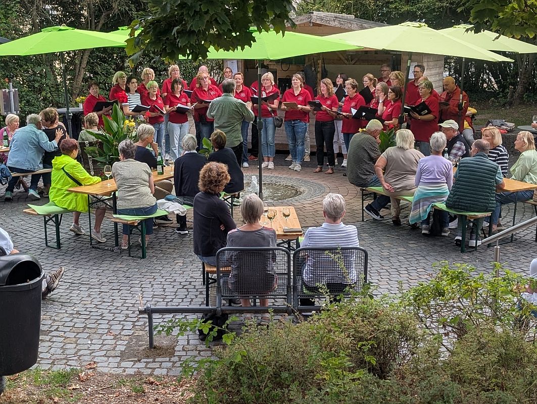 Sommerliche Stimmung beim Open-Air-Mittwochstreff mit „Salto Vocale“