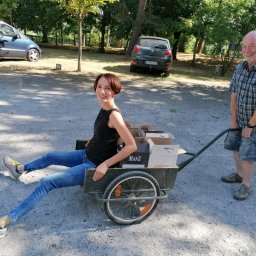 Vorbildliche Teamarbeit bei den Aufräumarbeiten am Montagmorgen nach dem Weinfest