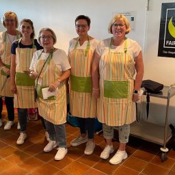 Das Kuchen-Team am opulenten Kuchenbuffet