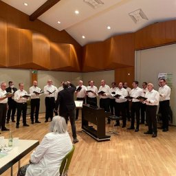 Der Gastchor „Cäcilia“ Horbach mit Chorleiter Jürgen Faßbender