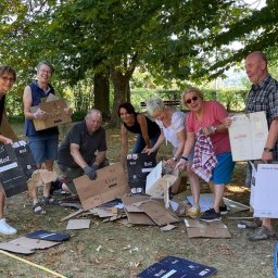 Vorbildliche Teamarbeit bei den Aufräumarbeiten am Montagmorgen nach dem Weinfest