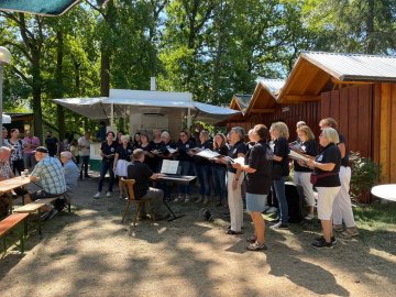 Das Weinfest der „Germania“ lockte viele Gäste in die idyllisch gelegenen Elzer Anlagen