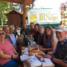 Vorbildliche Teamarbeit bei den Aufräumarbeiten am Montagmorgen nach dem Weinfest