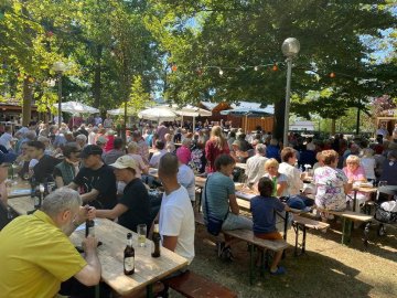 Das Weinfest der „Germania“ lockte viele Gäste in die idyllisch gelegenen Elzer Anlagen