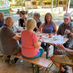 Vorbildliche Teamarbeit bei den Aufräumarbeiten am Montagmorgen nach dem Weinfest