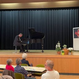 Walter Born, ein gefragter Pianist, spielte zwei Solostücke und begleitete zudem „Salto Vocale“ bei einigen Stücken